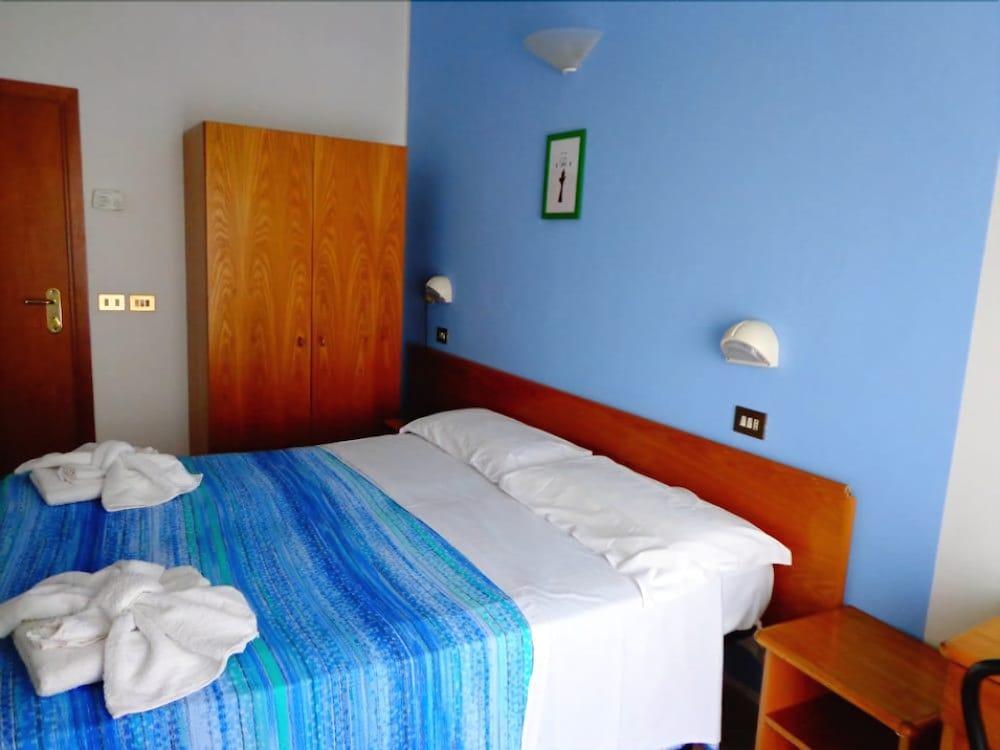 Hotel Santiago Ріміні Екстер'єр фото